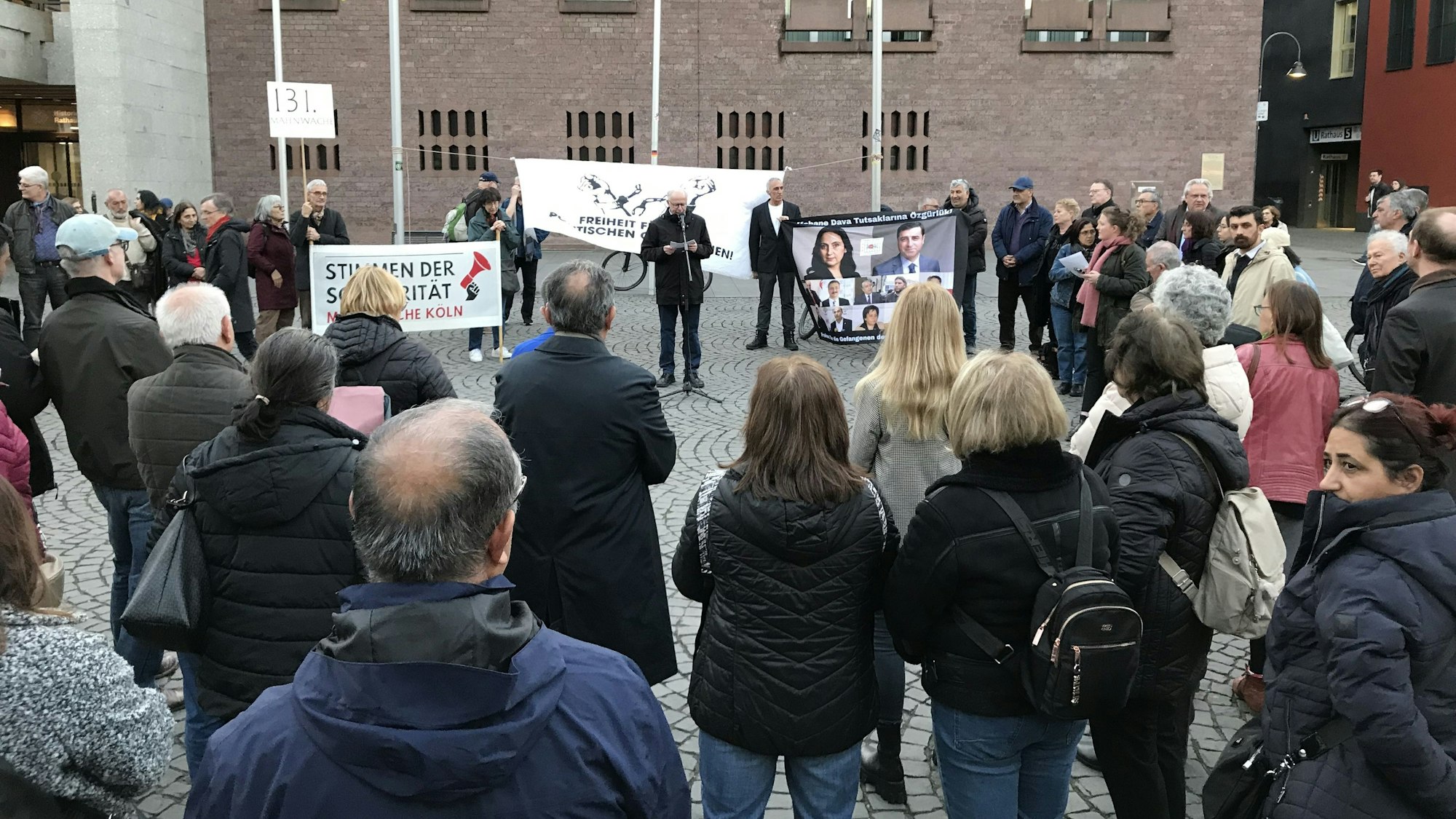 Teilnehmer einer Mahnwache demonstrieren am Mittwochabend (19. März) in Köln gegen die Verhaftung des Istanbuler Bürgermeisters Imamoğlu.