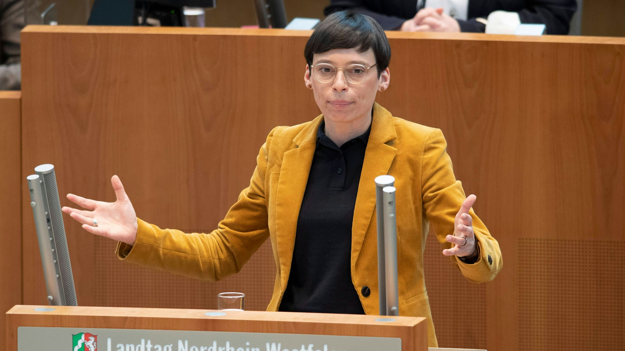 NRW-Familienministerin Josefine Paul (Grüne) spricht im Landtag.