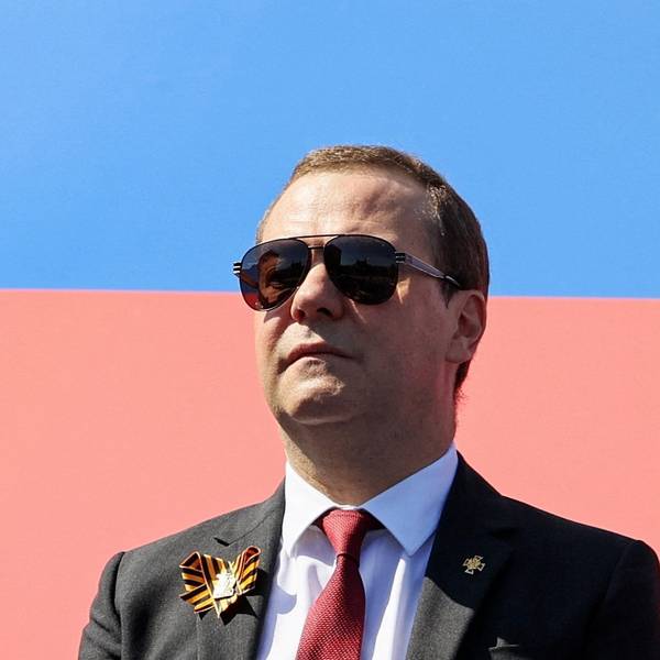 Dmitri Medwedew, stellvertretender Vorsitzender des russischen Sicherheitsrates und Vorsitzender der Partei „Einiges Russland“, bei der Militärparade zum Tag des Sieges. (Archivbild)