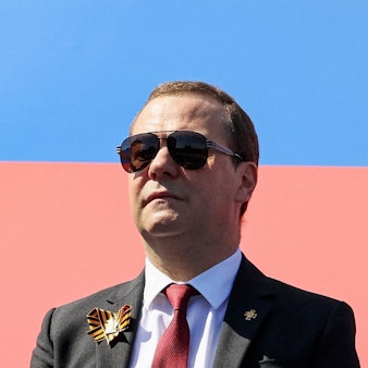 Dmitri Medwedew, stellvertretender Vorsitzender des russischen Sicherheitsrates und Vorsitzender der Partei „Einiges Russland“, bei der Militärparade zum Tag des Sieges. (Archivbild)