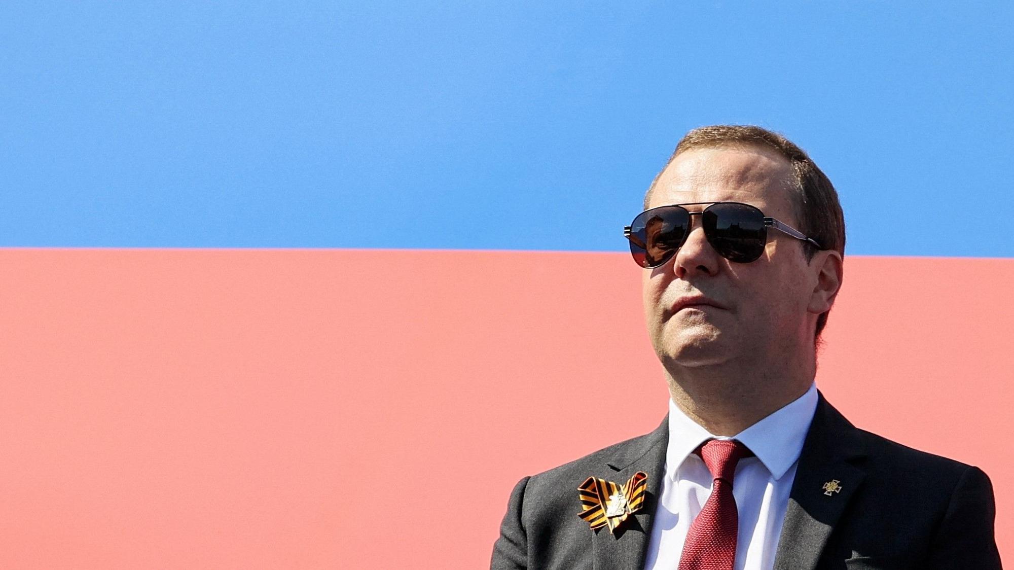 Dmitri Medwedew, stellvertretender Vorsitzender des russischen Sicherheitsrates und Vorsitzender der Partei „Einiges Russland“, bei der Militärparade zum Tag des Sieges. (Archivbild)