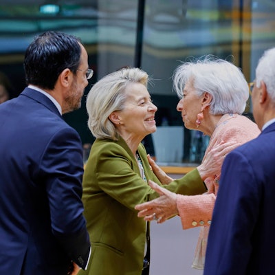 Die Präsidentin der Europäischen Zentralbank, Christine Lagarde (M, r) begrüßt die Präsidentin der Europäischen Kommission, Ursula von der Leyen während eines runden Tisches auf einem EU-Gipfel.