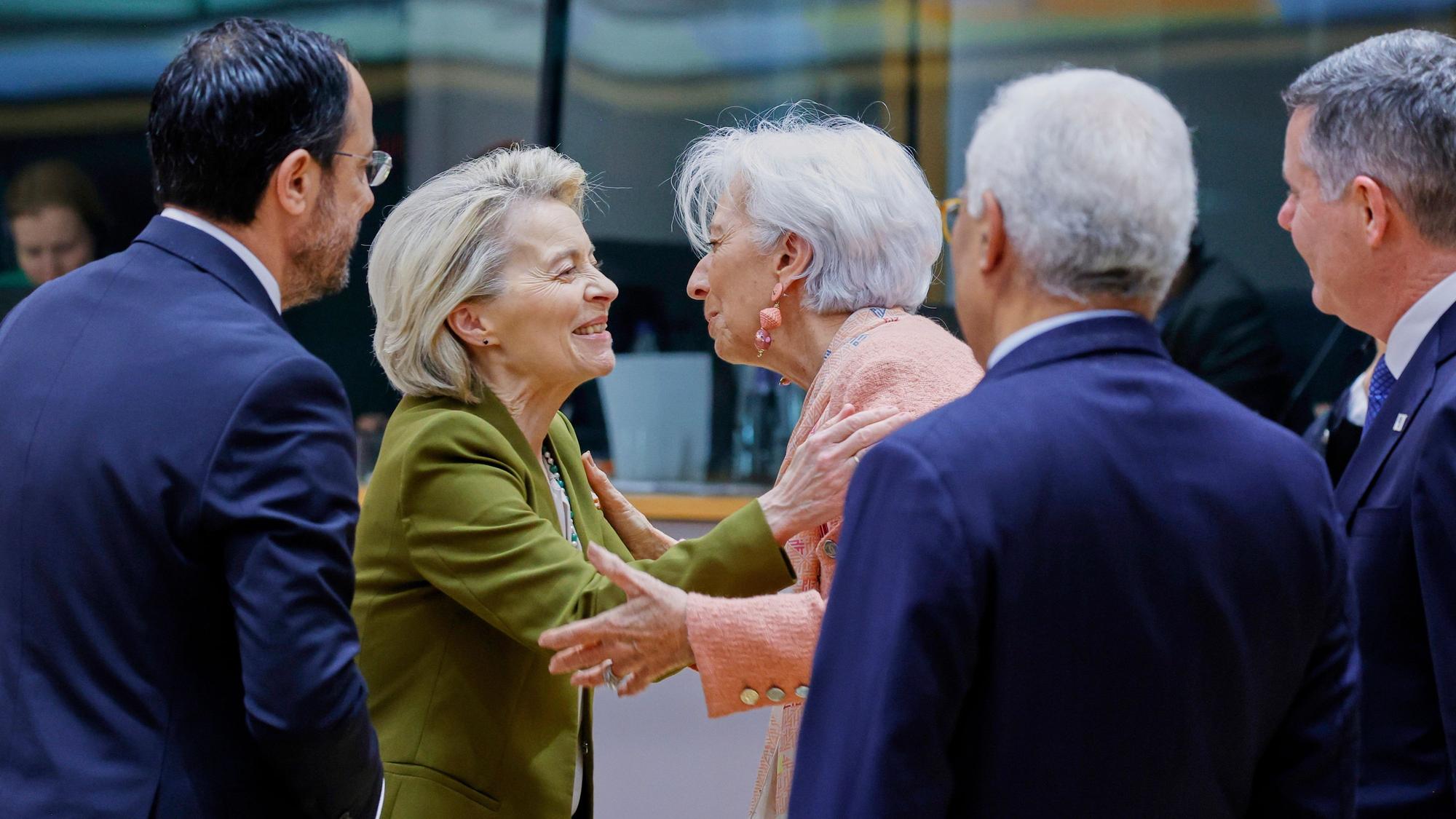 Die Präsidentin der Europäischen Zentralbank, Christine Lagarde (M, r) begrüßt die Präsidentin der Europäischen Kommission, Ursula von der Leyen während eines runden Tisches auf einem EU-Gipfel.