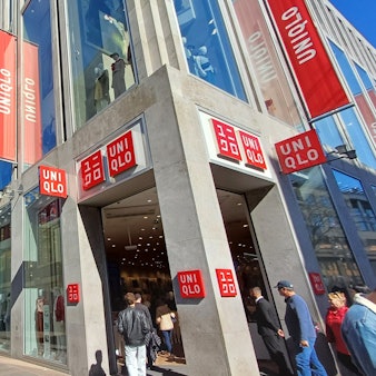 Das Uniqlogebäude an der Ecke Hohe Straße/ Gürzenichstraße, in dem Komplex ist auch die Firma Dyson. Die drei Nachbarhäuser sind aufgekauft, um sie später umzubauen.