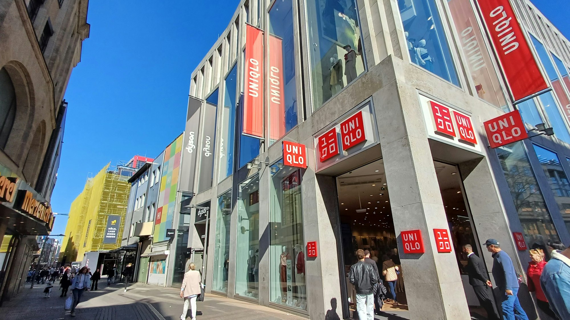 Das Uniqlogebäude an der Ecke Hohe Straße/ Gürzenichstraße, in dem Komplex ist auch die Firma Dyson. Die drei Nachbarhäuser sind aufgekauft, um sie später umzubauen.