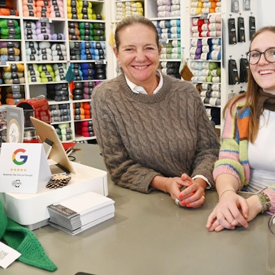 Ladenbesitzerin Laura von Welck (links) mit Mitarbeiterin Pauline Wiegeler in „Lauras Wollladen“ in Köln Ehrenfeld.