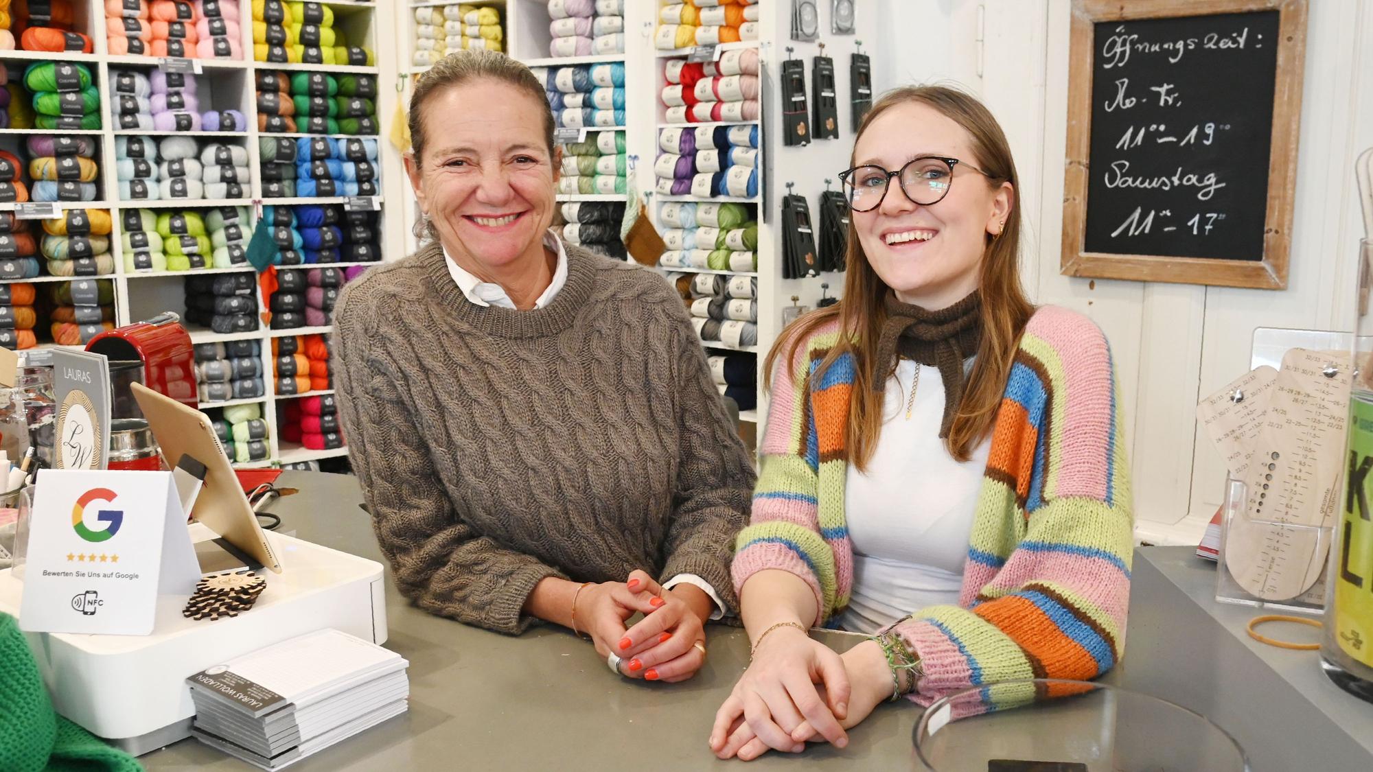 Ladenbesitzerin Laura von Welck (links) mit Mitarbeiterin Pauline Wiegeler in „Lauras Wollladen“ in Köln Ehrenfeld.