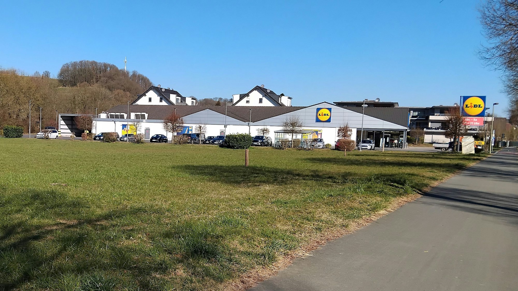 Eine Freifläche neben einem Supermarkt