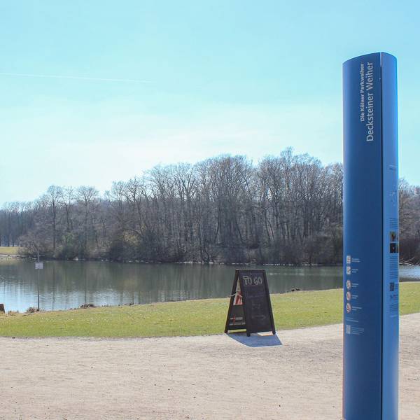 Die Informationssäulen bieten umfangreiche Einblicke in die Pflanzen- und Tierwelt der jeweiligen Weiher.