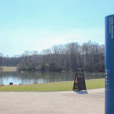 Die Informationssäulen bieten umfangreiche Einblicke in die Pflanzen- und Tierwelt der jeweiligen Weiher.