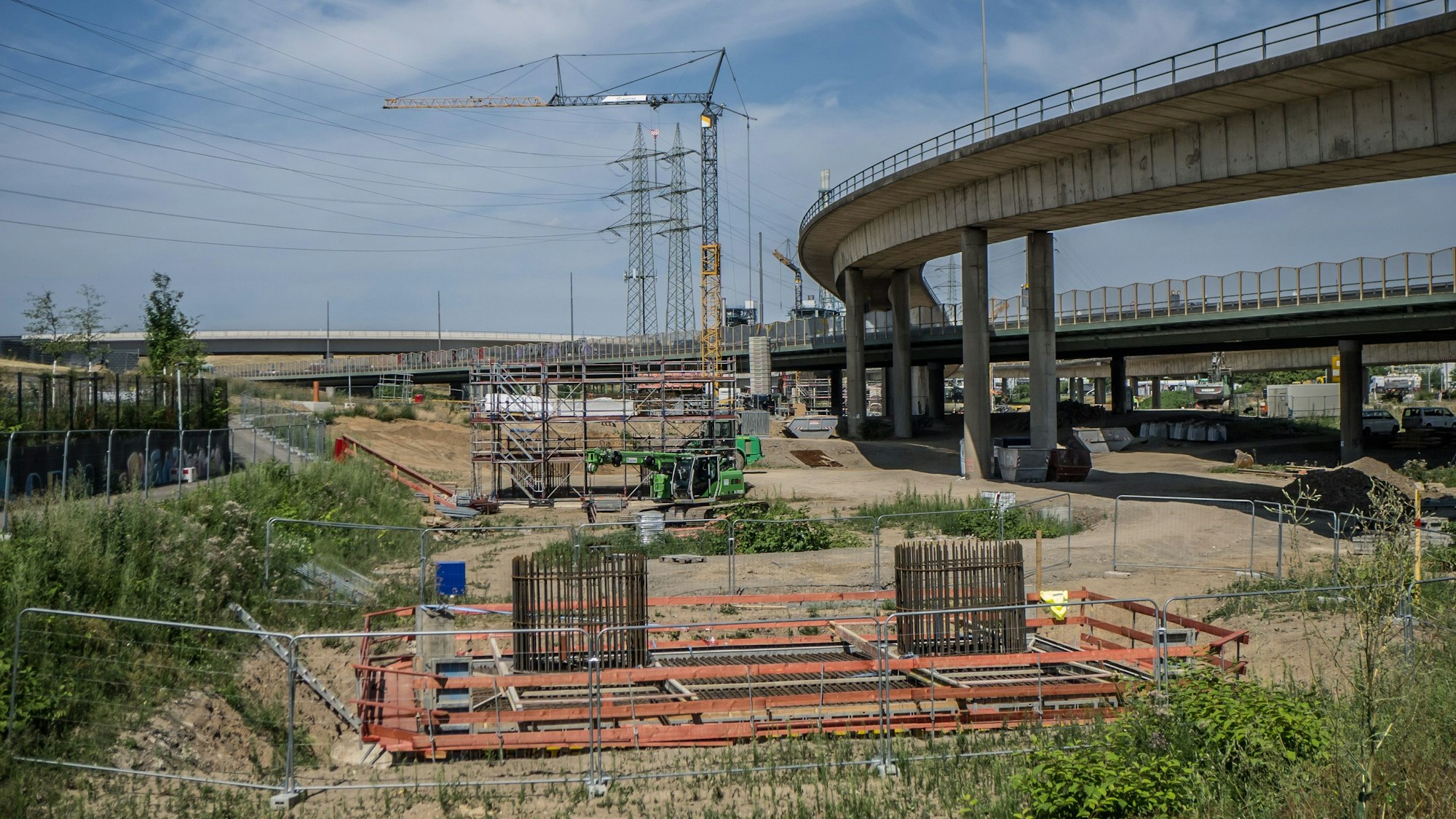 Stützen für die neue Autobahn 1 an der Nobelstraße, Verbindung von der A1 auf die A59.