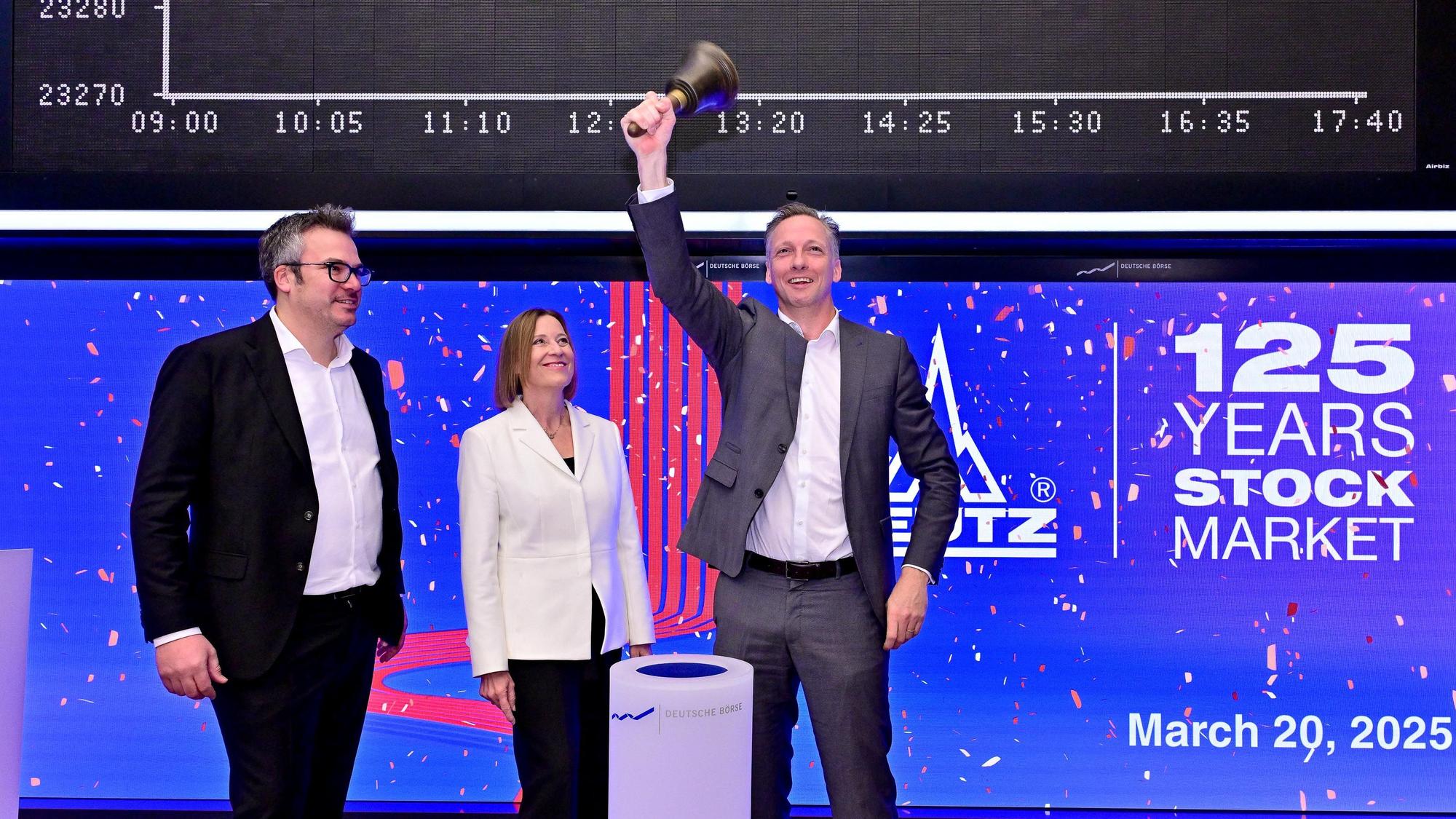 Deutz-Chef Sebastian C. Schulte (r.) eröffnet am 20.3.2025 den Handelstag an der Frankfurter Börse mit Läuten der Börsenglocke zusammen mit Finanzvorstand Oliver Neu.