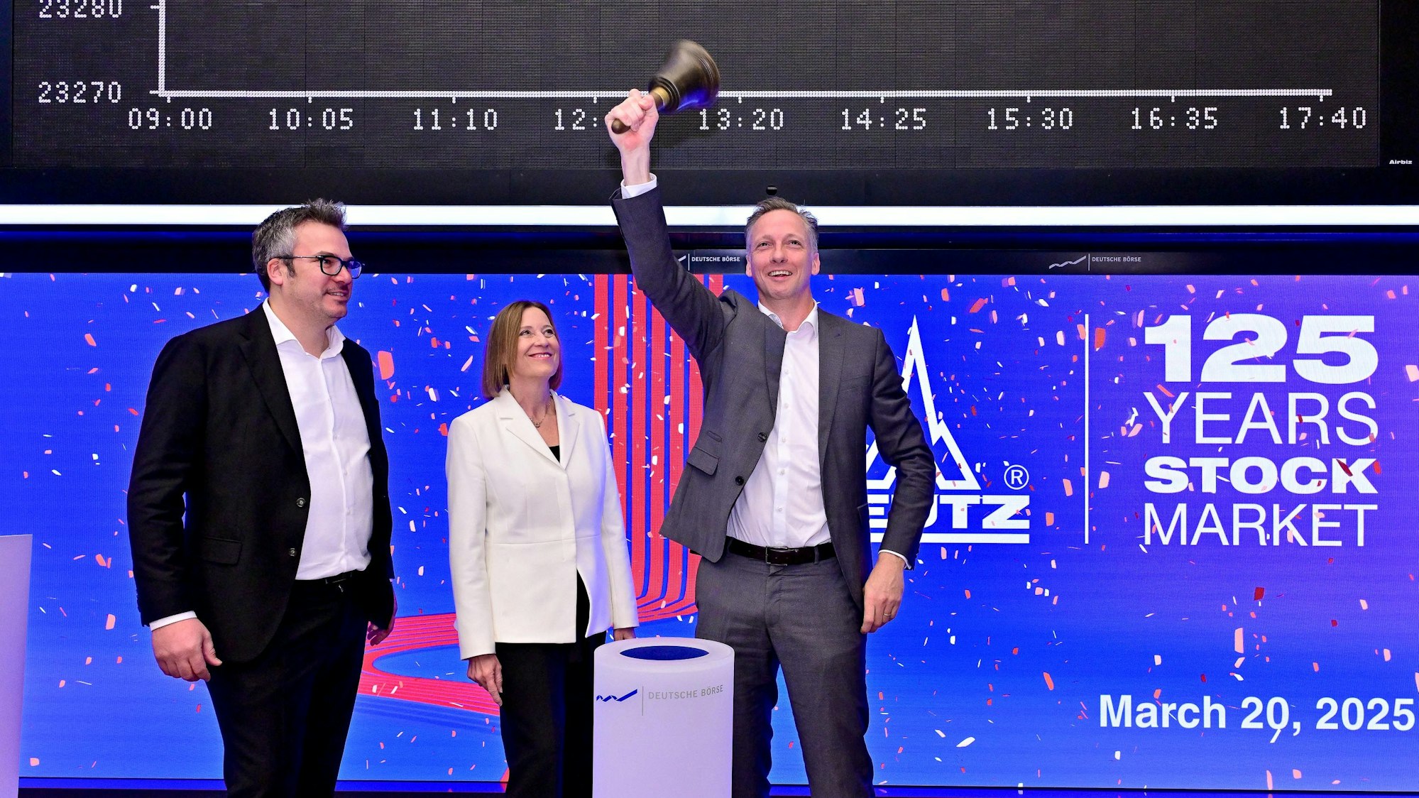 Deutz-Chef Sebastian C. Schulte (r.) eröffnet am 20.3.2025 den Handelstag an der Frankfurter Börse mit Läuten der Börsenglocke zusammen mit Finanzvorstand Oliver Neu.