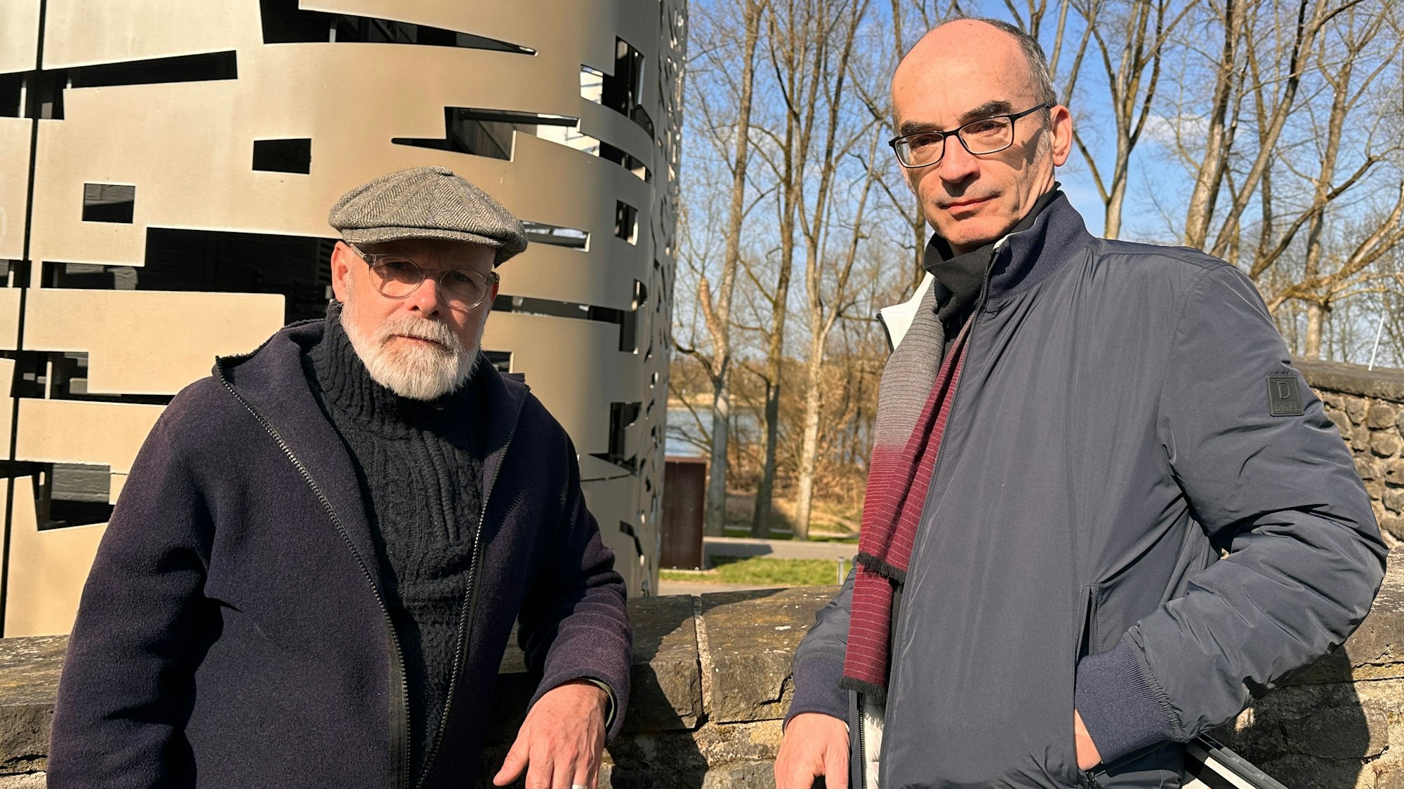 Zwei Männer stehen vor einem Hochwasserpumpwerk.