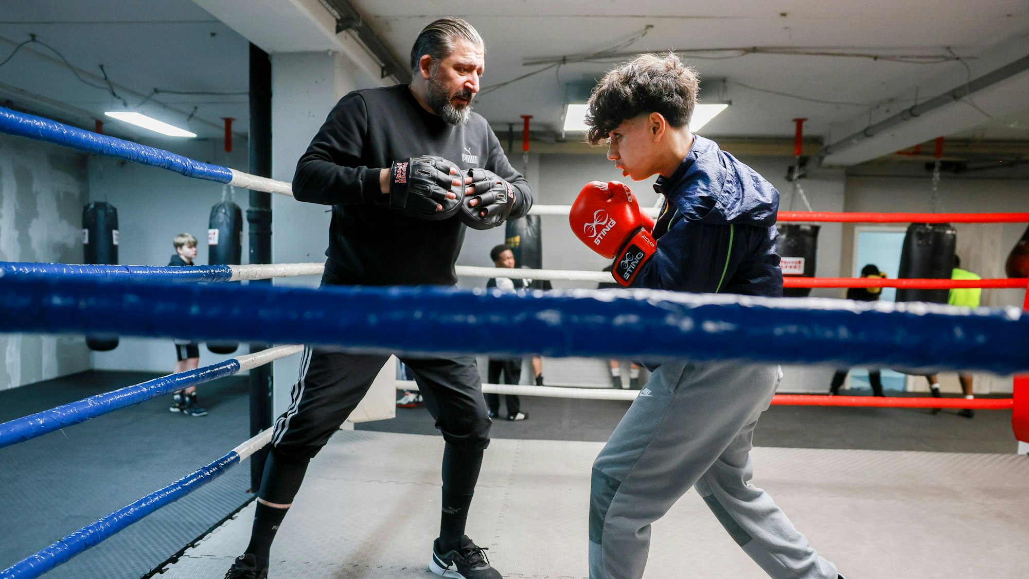 Nihat Topkaya mit einem seiner Schüler im Ring.