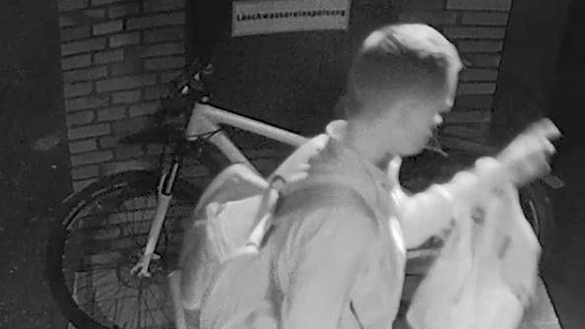 Fahndungsbilder aus einer Überwachungskamera zeigen den Unbekannten.