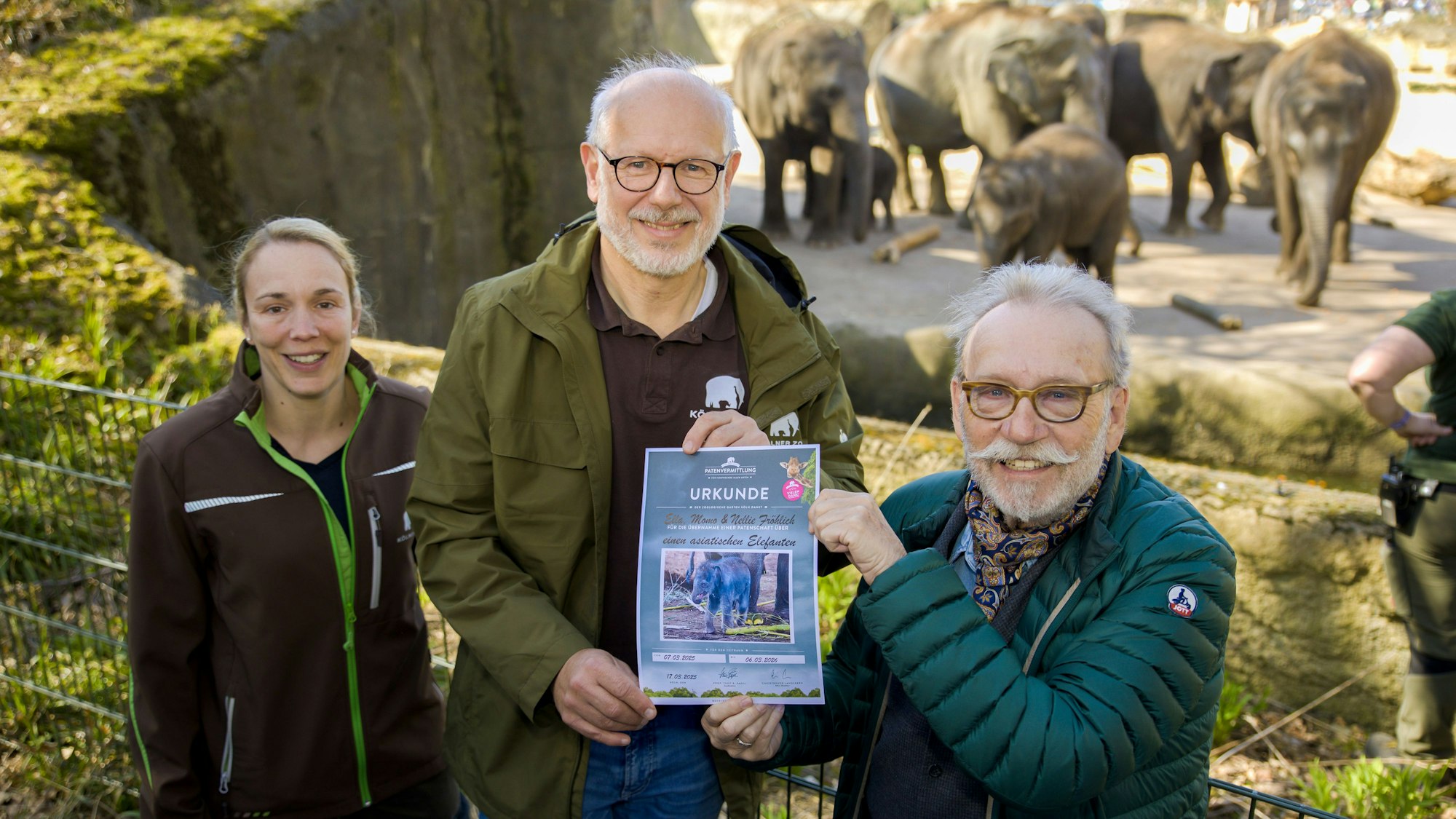 20.03.2025, Köln: v.l.n.r: Tierärztin Sandra Marcordis, Zoodirektor Theo Pagel und Janus Fröhlich (Höhner ) , der Pate wird des neugeborenenen Elefantenbullen im Kölner Zoo.Foto:Dirk Borm
