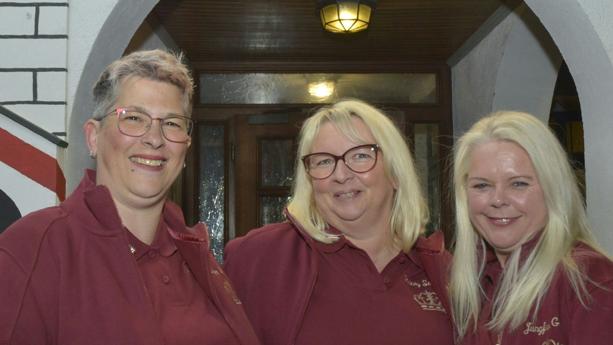 Das Foto zeigt das Lindlarer Dreigestirn der nächsten Session, das aus drei Frauen besteht.