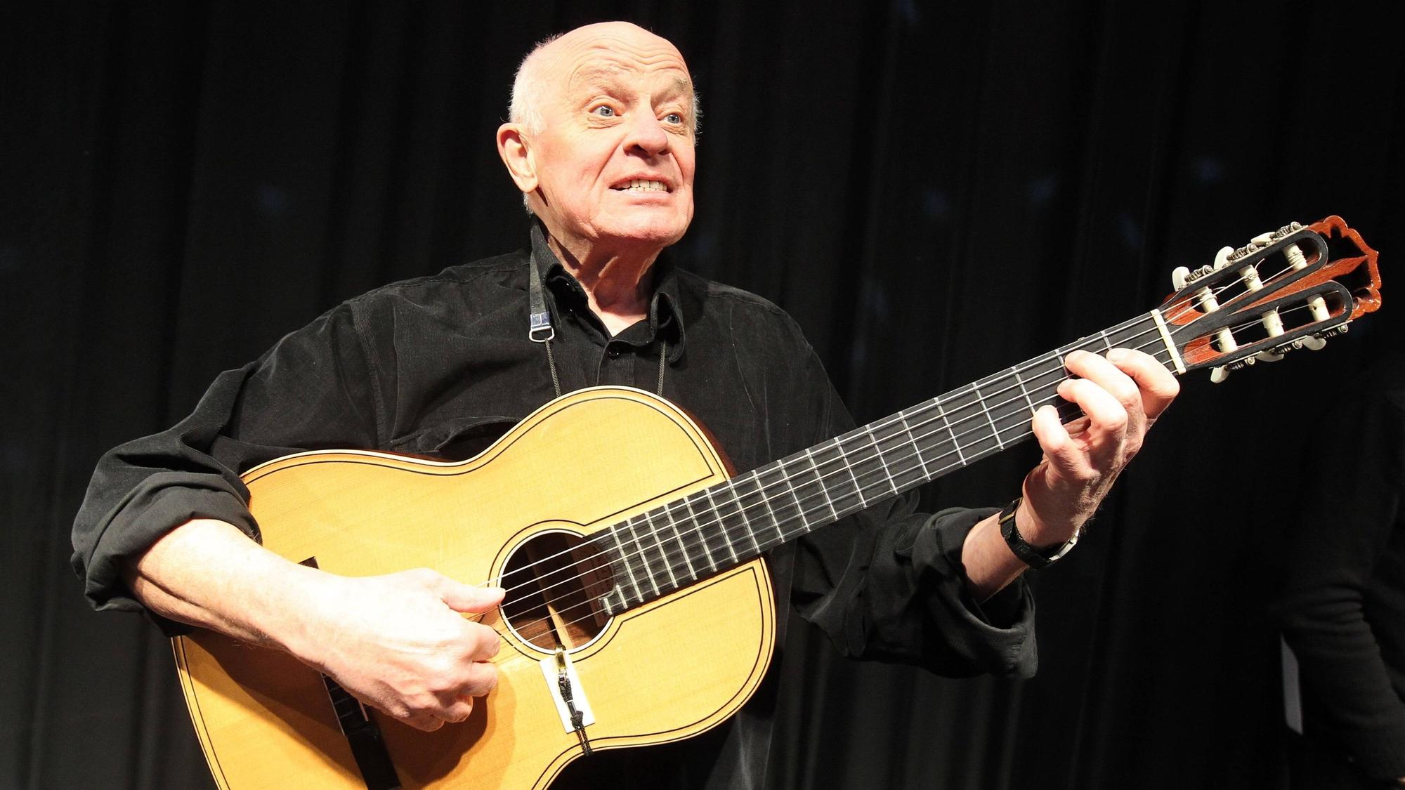 Neuss 90, eine Hommage zum 90. Geburtstag von Wolfgang Neuss, Liedermacher Dieter Süverkrüp im Berliner Wintergarten Variet am 03. Dezember 2013, Neuss90, Variete, Sueverkruep, Kabarett Berlin Deutschland, Germany
