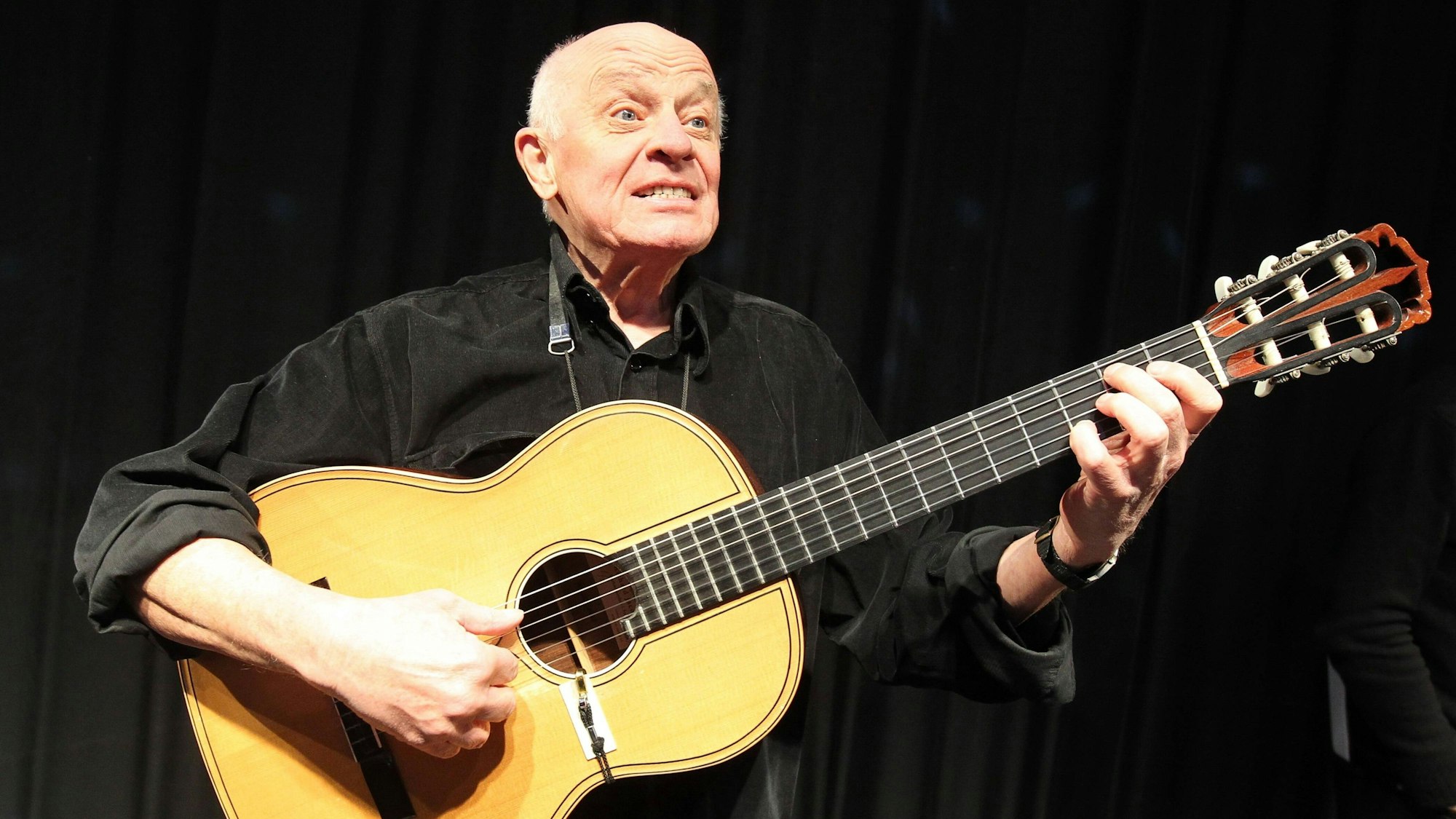 Neuss 90, eine Hommage zum 90. Geburtstag von Wolfgang Neuss, Liedermacher Dieter Süverkrüp im Berliner Wintergarten Variet am 03. Dezember 2013, Neuss90, Variete, Sueverkruep, Kabarett Berlin Deutschland, Germany