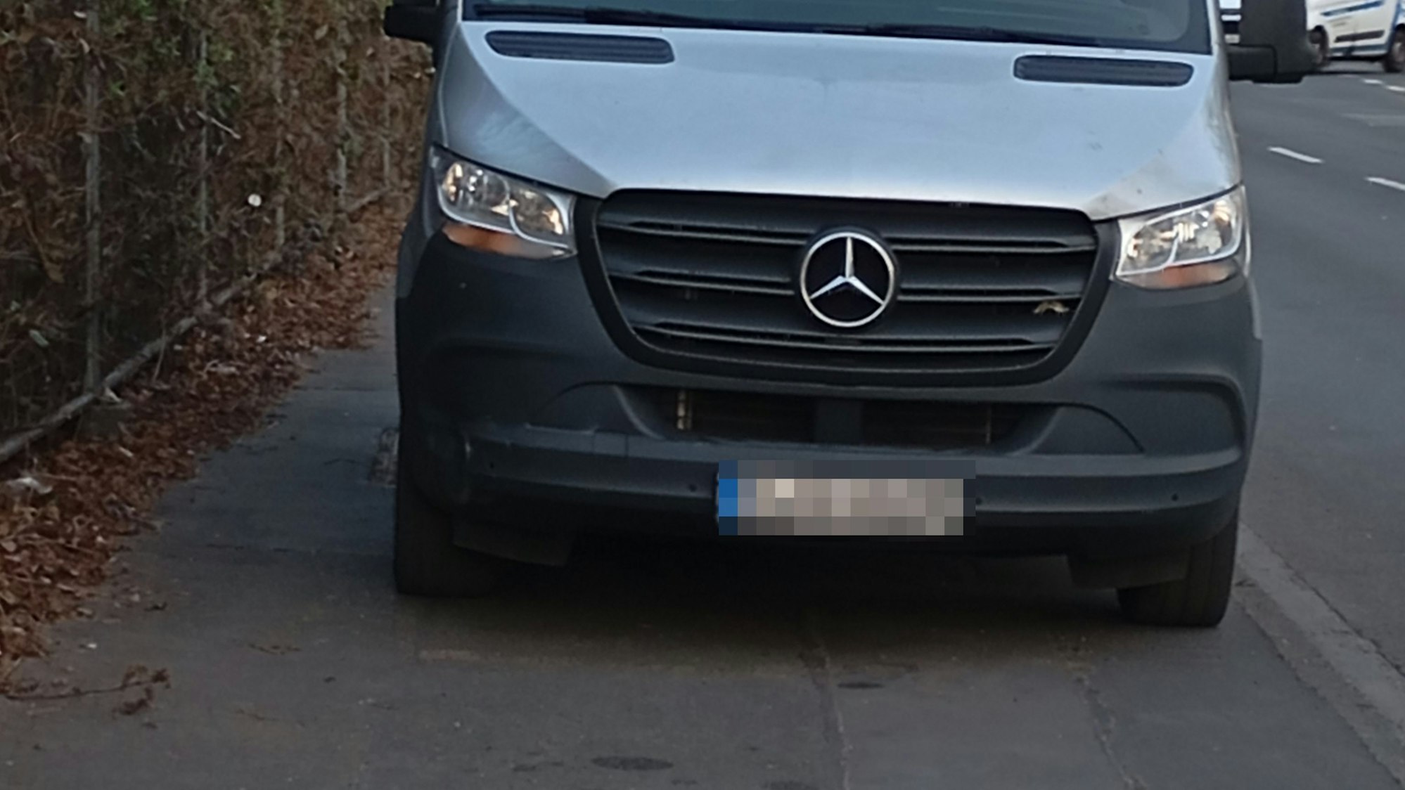 Eine Leserin hat dieses Foto in Köln-Bilderstöckchen aufgenommen. Für sie und ihren Rolator war kein Durchkommen möglich.