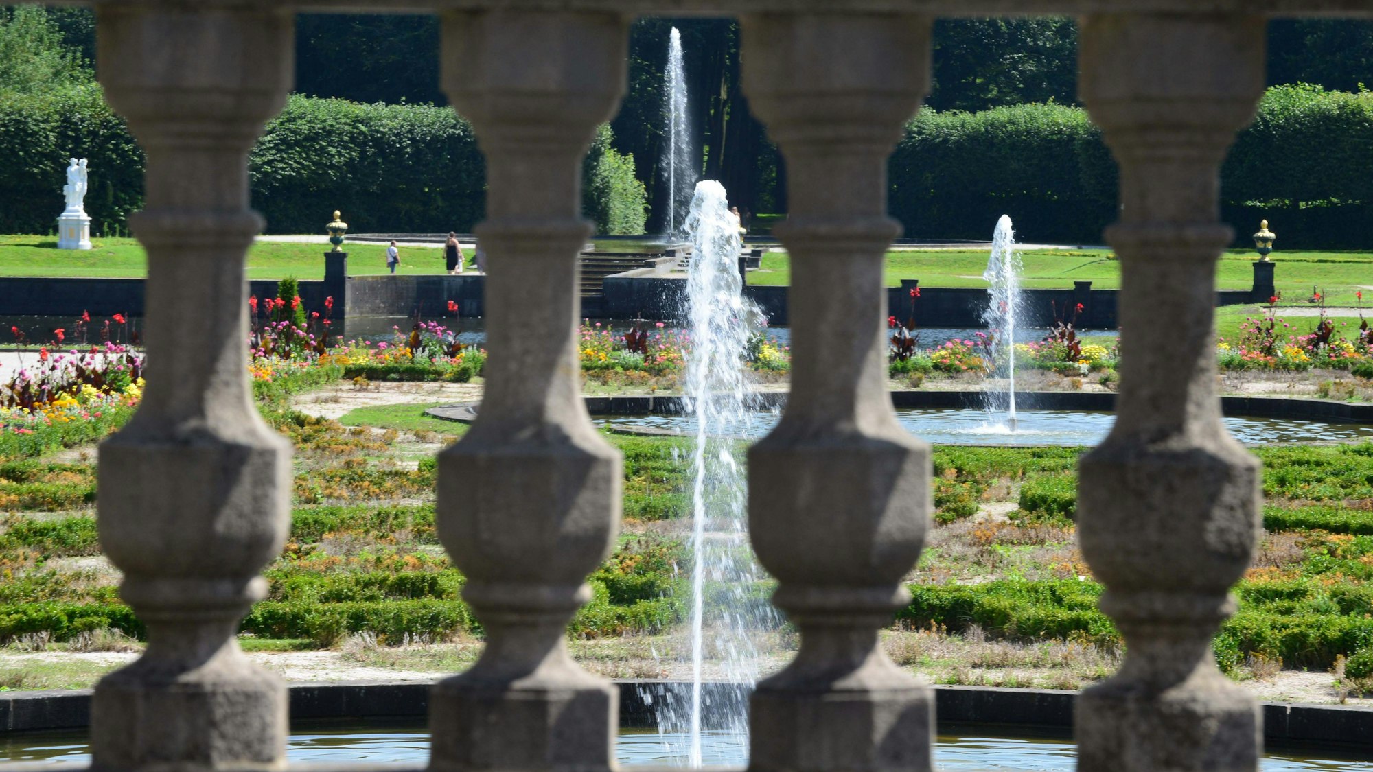 Zwischen Springbrunnen und Zierbeeten spaziert es sich im Schlosspark Augustusburg in Brühl wie der Adel.