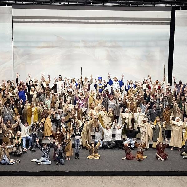 Die Darsteller haben sich in ihren Kostümen zum Gruppenbild auf der Bühne versammelt.