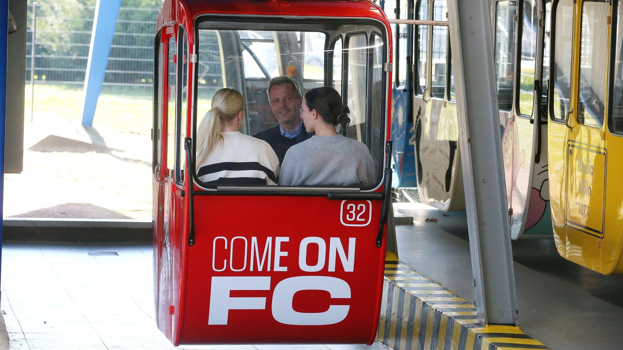 Kölner Seilbahn, Jungfernfahrt der neuen FC Gondel, von links: Anna Gerhardt, Philipp Türoff, Sara Agrez 20.03.2025, Bild: Herbert Bucco