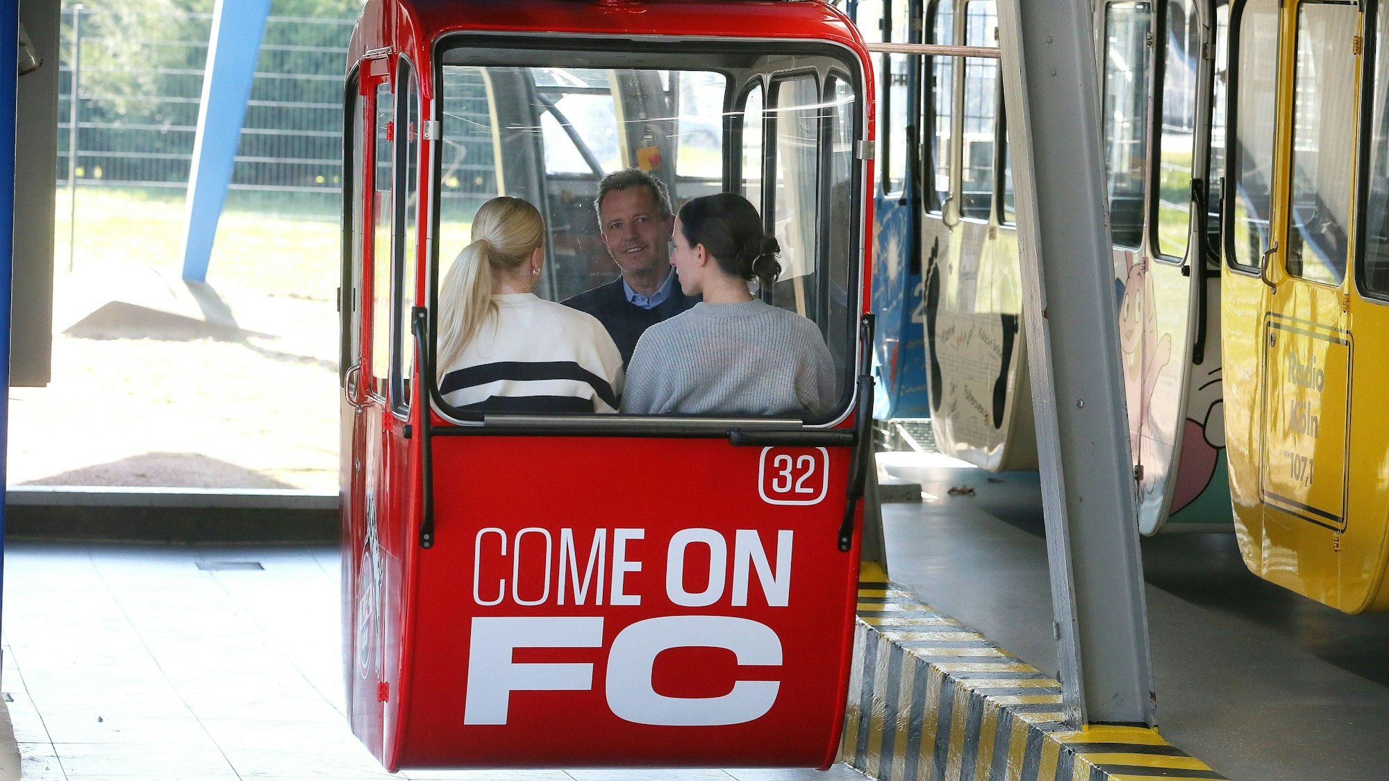 Kölner Seilbahn, Jungfernfahrt der neuen FC Gondel, von links: Anna Gerhardt, Philipp Türoff, Sara Agrez 20.03.2025, Bild: Herbert Bucco