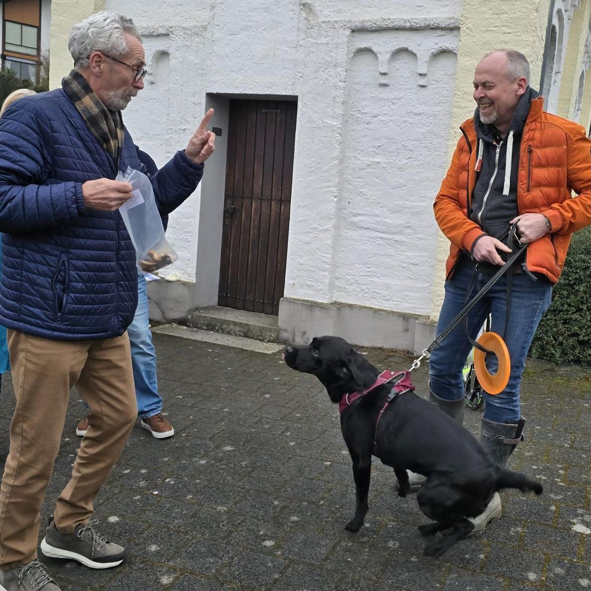 Zwei Männer und ein Hund