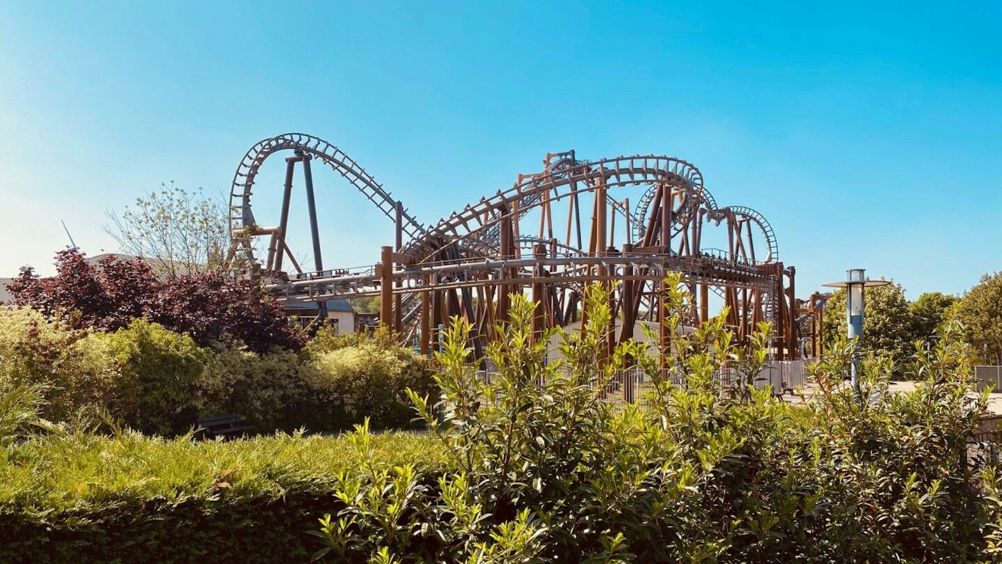 Eine Achterbahn im Movie Park Germany.