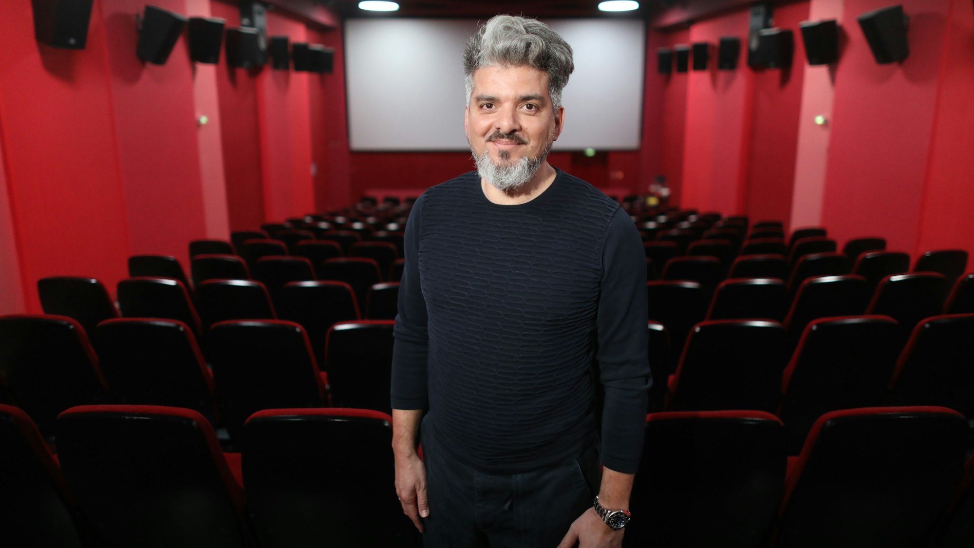 Mustafa El Mesaoudi im Kinosaal im Rex