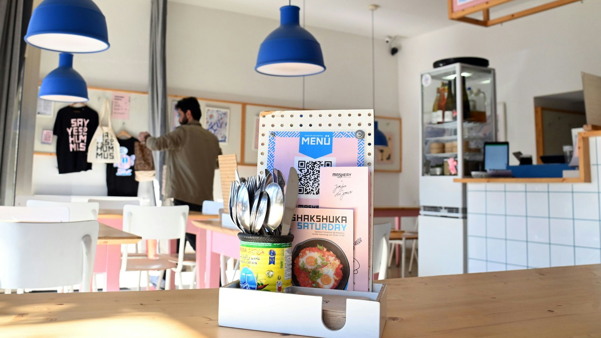 Blick in das Restaurant Mashery mit Speisekarte und Tischen.