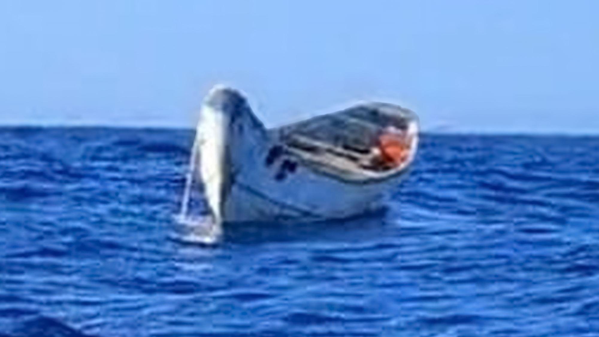 Die absichtlich unscharf gestellte Aufnahme zeigt ein Holzboot auf offener See.