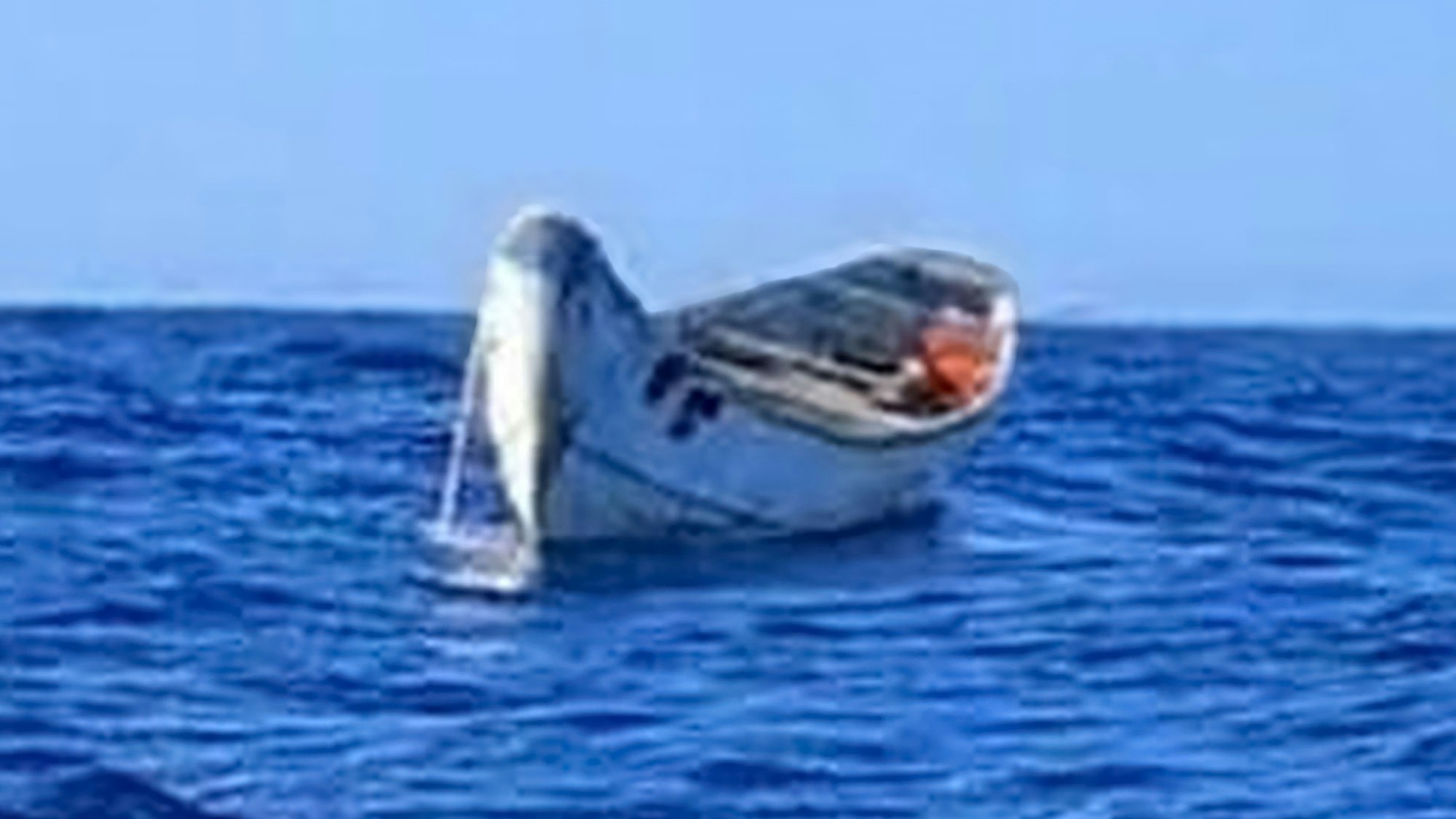 In diesem alten Holzboot muss sich auf offener See eine furchtbare Tragödie abgespielt haben. Wir zeigen hier absichtlich ein unscharfes Foto.