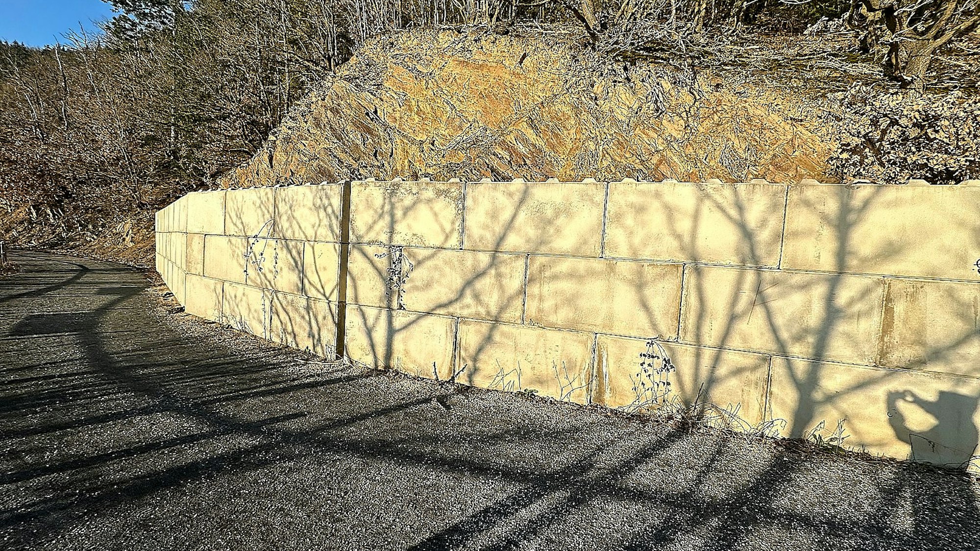 Die neuen Betonmauern am Rursee-Radweg