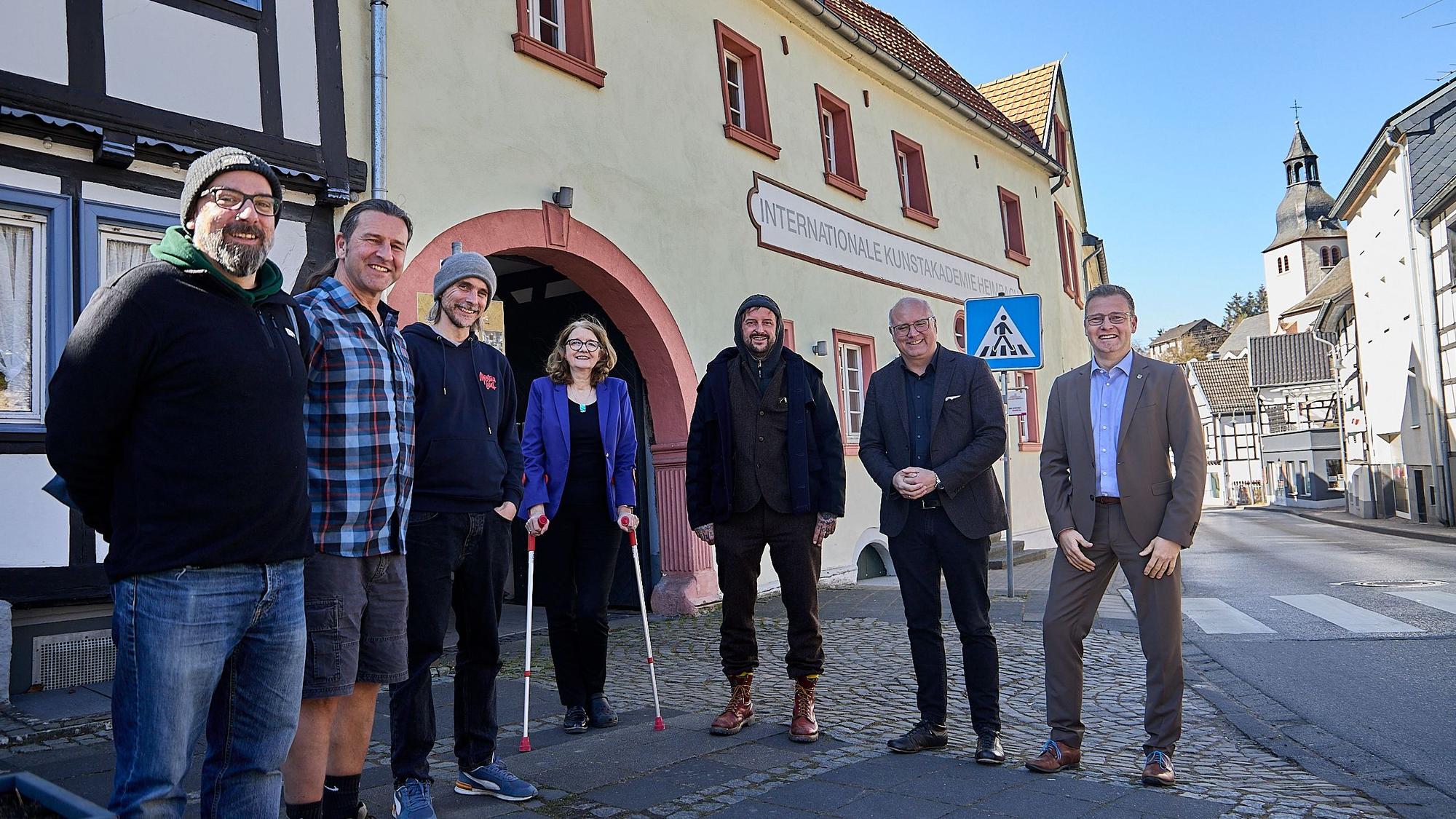 Daniel Kocher, Dirk Boltersdorf, Kai Nierhausen, Luzia Schlösser, Daniel Schoeller, Jochen Weiler und Marco Schmunkamp stehen vor der Kunstakademie im Heimbach.