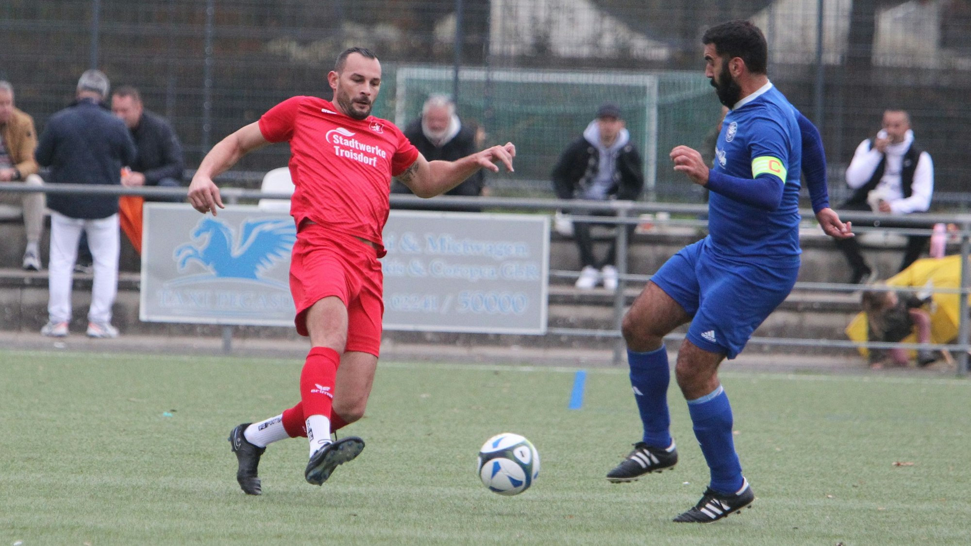 Voller Einsatz für den SV Hellas: Ewangelos Apostolidis (rechts).