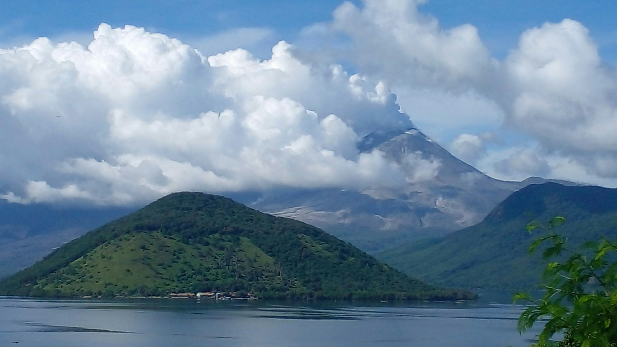 Der Vulkan Lewotobi Laki-Laki spuckt vulkanisches Material in die Luft.