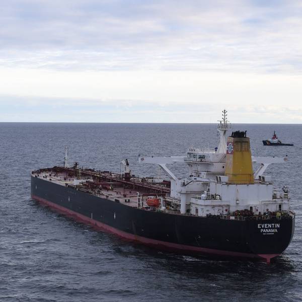 Auf dem Foto ist der russische Tanker „Eventin“ in den Gewässern vor Rügen zu sehen.
