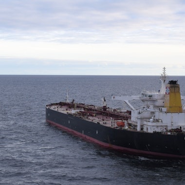 Auf dem Foto ist der russische Tanker „Eventin“ in den Gewässern vor Rügen zu sehen.