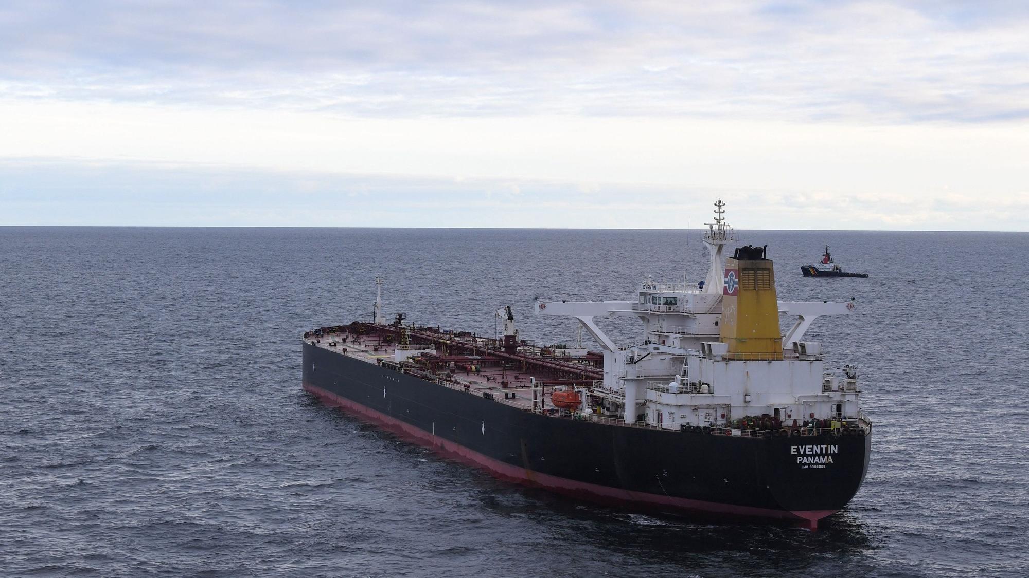 Auf dem Foto ist der russische Tanker „Eventin“ in den Gewässern vor Rügen zu sehen.