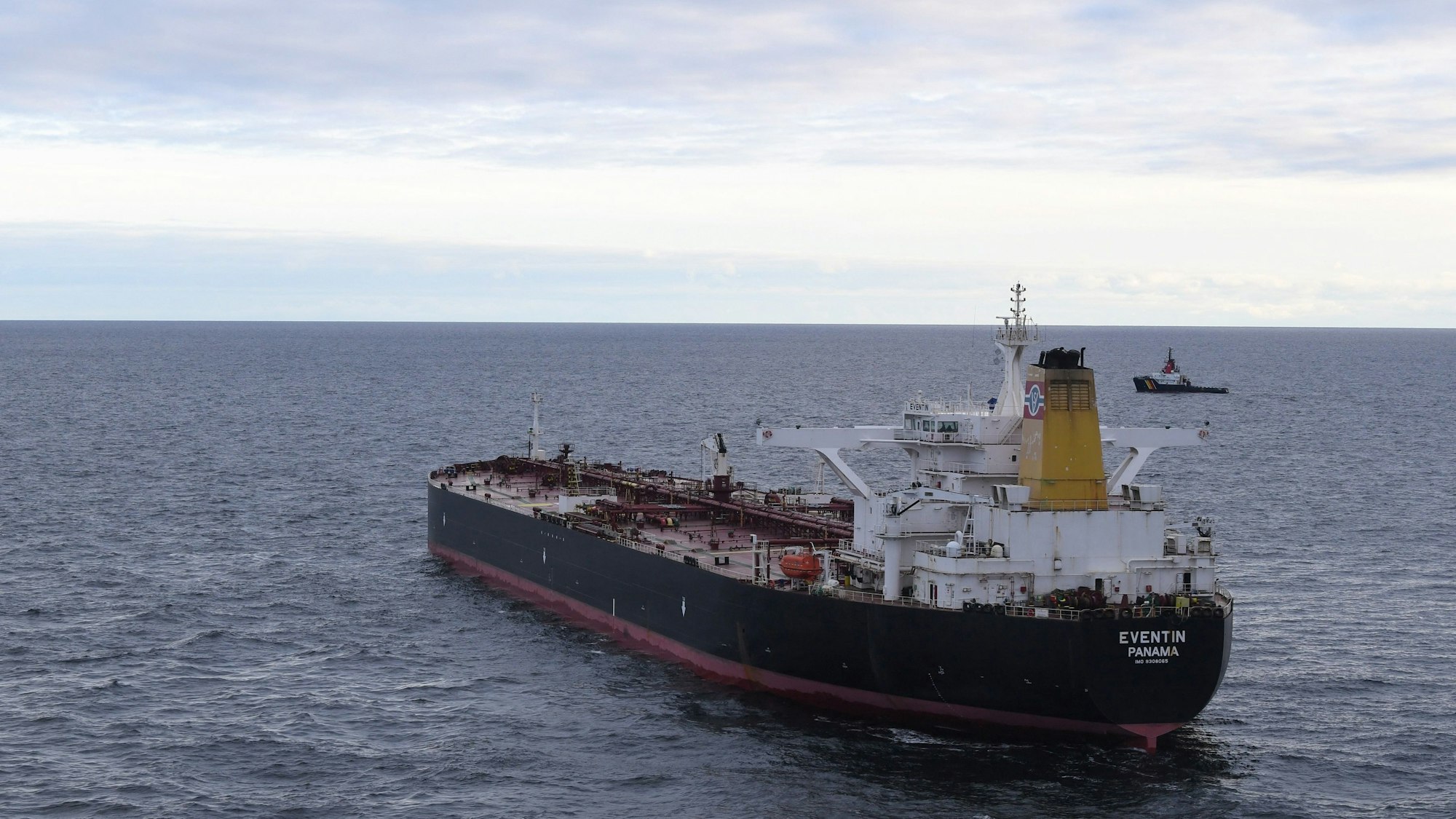 Auf dem Foto ist der russische Tanker „Eventin“ in den Gewässern vor Rügen zu sehen.