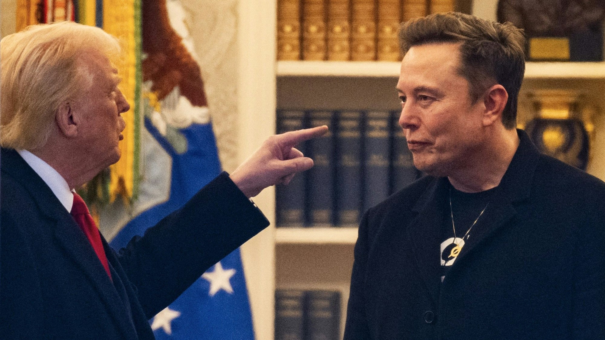 US-Präsident Donald Trump und Elon Musk (r) unterhalten sich im März 2025 vor dem Verlassen des Weißen Hauses auf dem Weg zum Trump-Anwesen in Mar-a-Lago in Südflorida.