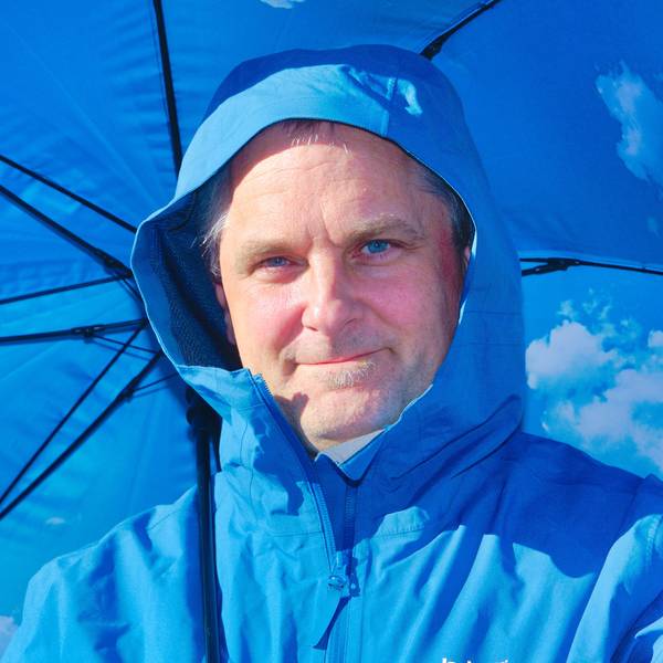 Porträts eines Mannes mit Regenschirm