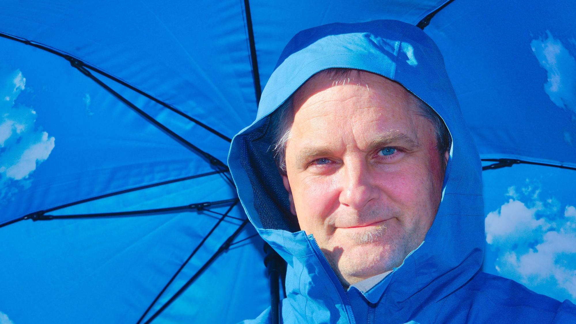 Porträts eines Mannes mit Regenschirm