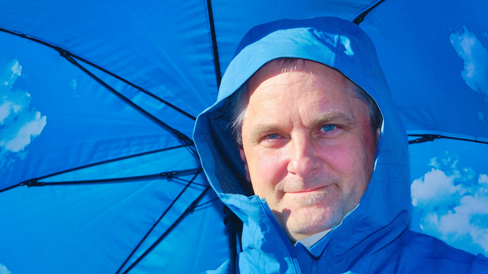 Porträts eines Mannes mit Regenschirm