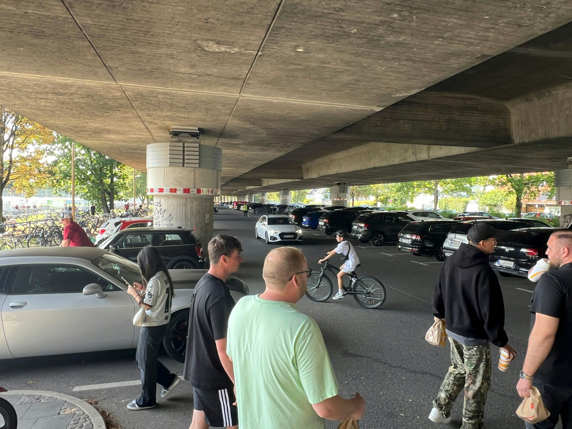 Stelze, Stelzenautobahn, Vip-Parkplätze beim Spiel Bayer 04 gegen Wolfsburg. Foto: Ralf Krieger