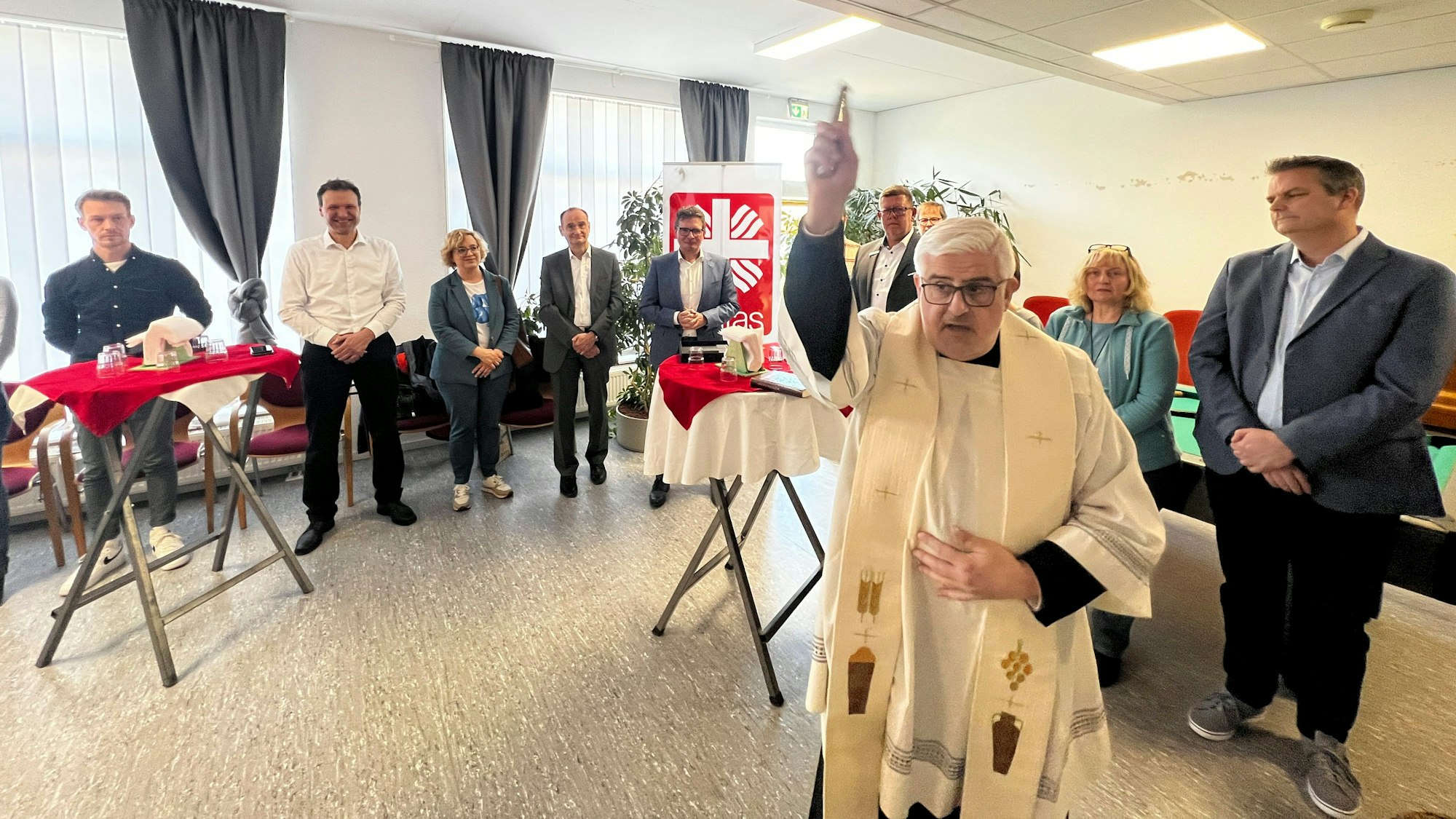 Einsegnung des neuen Christophorushauses in der Bahnstdtchaussee durch den Stadtdechanten Heinz-Peter Teller. Foto: Ralf Krieger