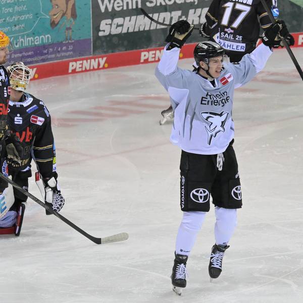 Marco Münzenberger von den Kölner Haien jubelt über ein Tor nach seinem 0:2 gegen die Pinguins Bremerhaven.